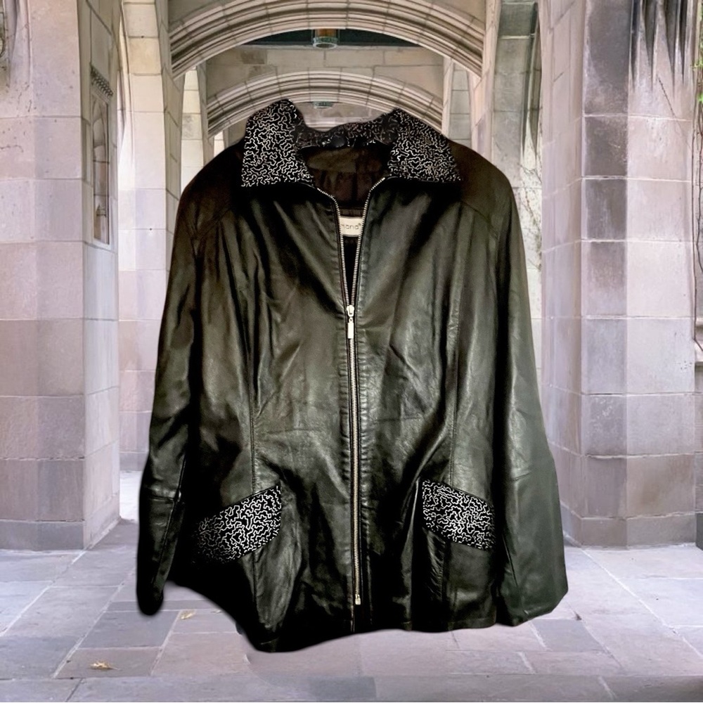 Toskana Vintage Men’s Medium Black Leather Jacket with Silver Patterned Collar